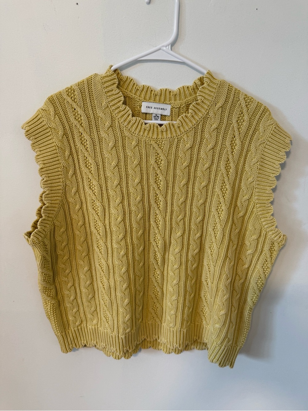 Ruffle-Edge Cable Knit Sleeveless Sweater Vest - Yellow